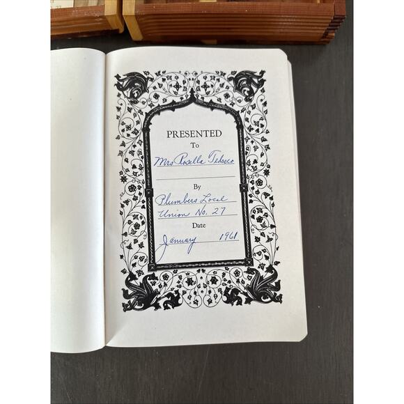 Vintage Memorial Edition 1958 Holy Bible, Illustrated With Cedar Wood Case - Picture 6 of 13